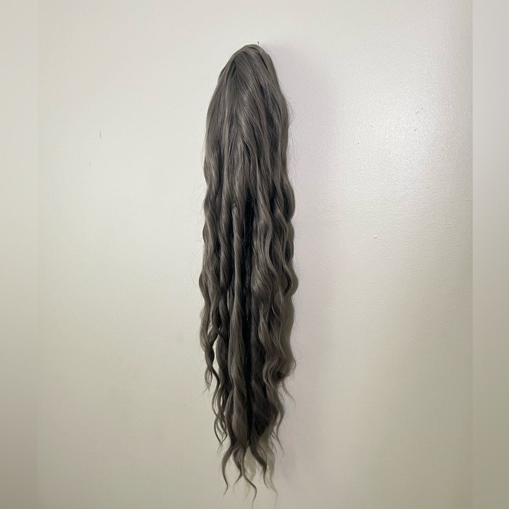 Elegant Long Wavy Gray Wig NWOT - Picture 4 of 9